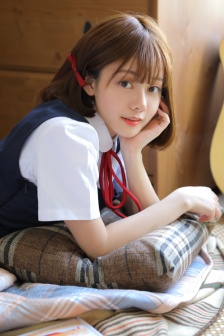 年轻的小姨子观看